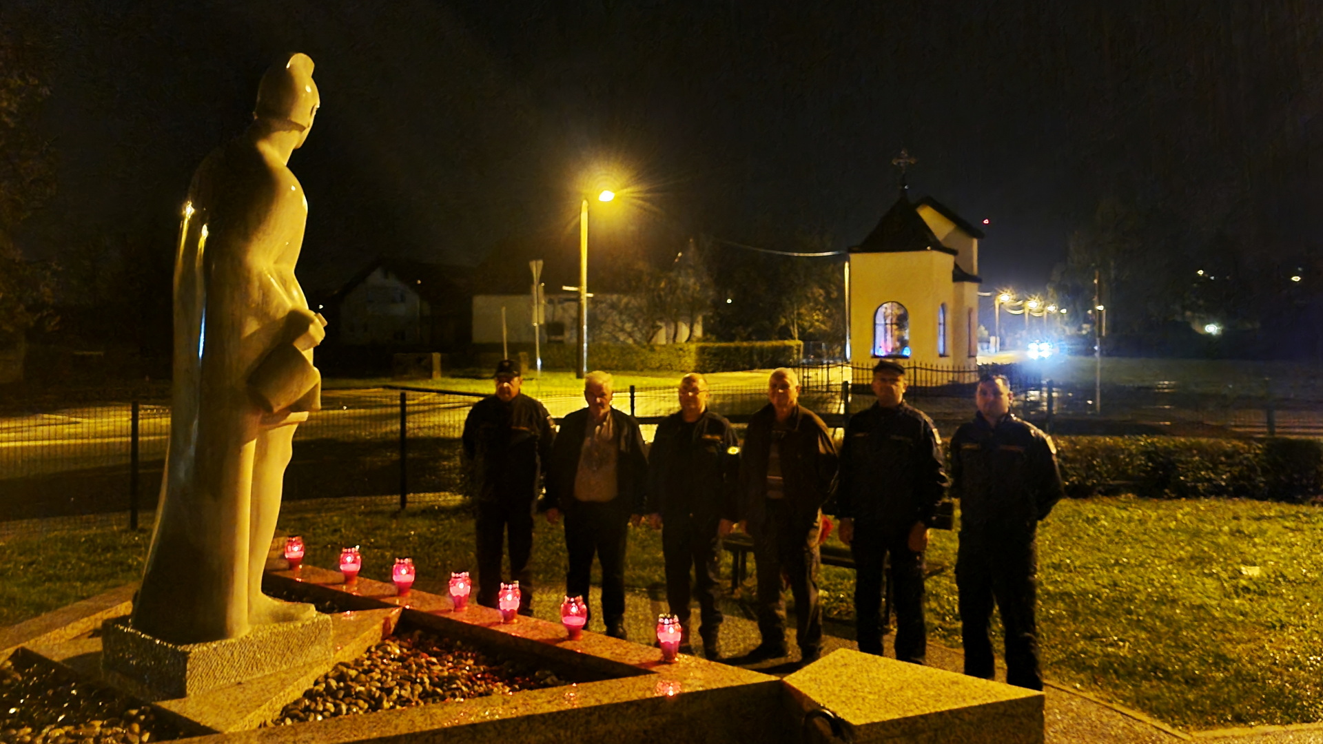 Trenutno pregledavate Položno cvijeće i zapaljene svijeće